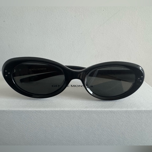 GENTLE MONSTER Black Sunglasses - Picture 1 of 9